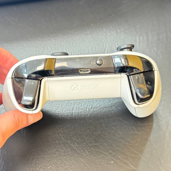 Microsoft 1708 Xbox One Controller - White - TESTED WORKING! - Picture 2 of 10